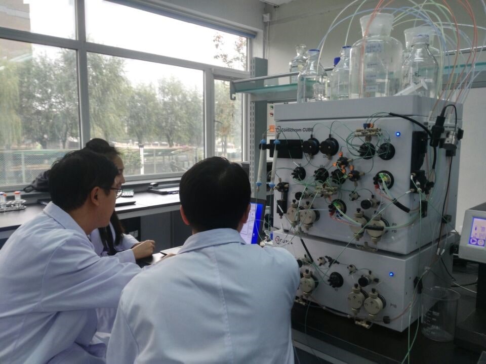 Continuous chromatography training with hands-on operation of Contichrom CUBE Combined.